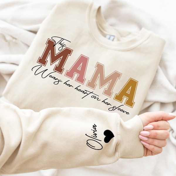 Je porte un sweat-shirt pour la fête des mères, le coeur sur la manche, un sweat-shirt de maman personnalisé avec le nom de l'enfant sur la manche, un cadeau de fête des mères pour maman, un cadeau de grand-mère