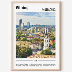 Puede incluir: Una vista aérea colorida de Vilnius, Lituania, con un alto campanario de iglesia blanco en el centro de la imagen. La ciudad está rodeada de árboles y edificios. El texto "Vilnius" y "Lituania" se encuentra en la parte superior de la imagen.