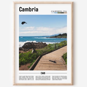 Può includere: Una fotografia panoramica di una passerella di legno che conduce all'oceano a Cambria, California, USA. La passerella è circondata da vegetazione verde e scogliere rocciose. L'oceano è di un blu vibrante con onde bianche che si infrangono sulla costa. Il cielo è di un blu chiaro con alcune nuvole bianche. Il testo "Cambria, California, USA" è visualizzato nella parte superiore dell'immagine. Il testo "CMB" è visualizzato nella parte inferiore dell'immagine.