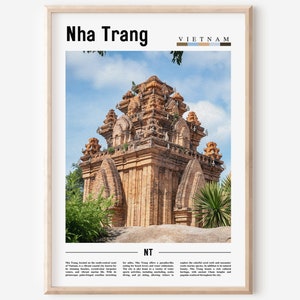 Op de afbeelding: Een poster met een foto van een groot, versierd stenen gebouw met een blauwe lucht op de achtergrond. De poster is getiteld "Nha Trang, Vietnam" en bevat een kleurenpalet van bruin, blauw en beige.