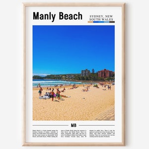 Könnte beinhalten: Ein Poster mit einem Foto von Manly Beach in Sydney, New South Wales, Australien. Der Strand ist voller Menschen, die die Sonne und den Sand genießen. Das Poster trägt den Text "Manly Beach" und "Sydney, New South Wales" in schwarzer Schrift auf weißem Hintergrund.