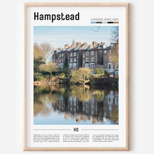 Peut inclure: Une affiche au design minimaliste avec une photographie d'une rangée de bâtiments en briques reflétés dans une étendue d'eau calme. Le texte "Hampstead, Londres, Angleterre" est en haut de l'affiche, et le texte "HS" est en bas. L'affiche est un excellent moyen d'ajouter une touche de Londres à votre maison.