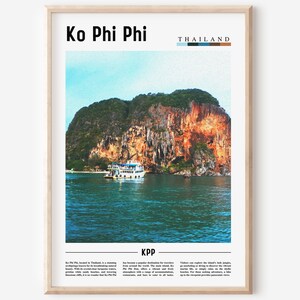 Może przedstawiać: Plakat turystyczne ze zdjęciem dużej, skalistej wyspy na oceanie. Plakat nosi tytuł "Ko Phi Phi, Tajlandia" i ma paletę kolorów niebieskiego, zielonego, brązowego i pomarańczowego. Na plakacie znajduje się również tekst "KPP".