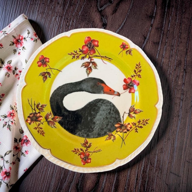 Anthropologie Lou Rota Nature Table Schwarzer Schwan Gelber Blumensalatteller 23 cm | Cottagecore Dekor | Ausgezeichnet Bild 1