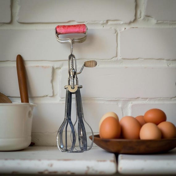 Vintage manueller Handmixer, manueller Schneebesen, Retro Schneebesen mit rotem Griff - Vintage Edelstahlmixer, Bauernhaus-Küchendekor