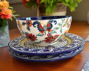 Levendige kom met kobaltblauwe bloemen – Williams Sonoma | Kleurrijk boho-chic keukendecor, modern onderhoudend, ambachtelijke stijl