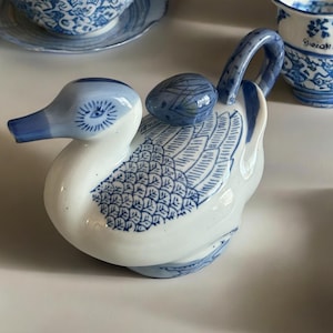 Teiera asiatica in porcellana blu e bianca dipinta a mano a forma di anatra, uccello, servizio da tè, cena di sushi, arredamento asiatico, teiere da collezione.