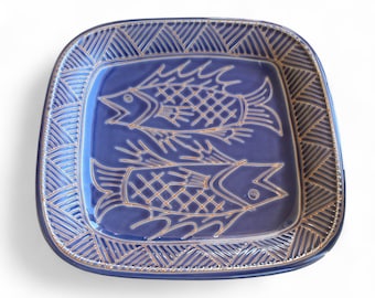 Piatto Kotobuki Uttermost a forma di doppio pesce, piatto da sushi giapponese vintage, piatto quadrato smaltato blu cobalto, due disegni di pesci, squame di pesce in rilievo,