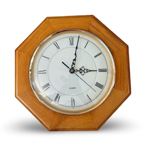Reloj de pared de roble de mediados de siglo: reloj de cuarzo hexagonal de madera vintage, reloj colgante analógico retro para decoración clásica del hogar, reloj de pared analógico