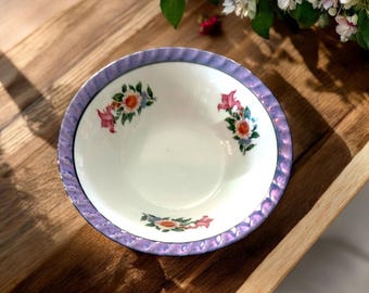 Cuenco vintage Yamatsu Japan de la década de 1950 con borde morado, cuenco de loza lustrosa con borde azul y rosas rosadas.