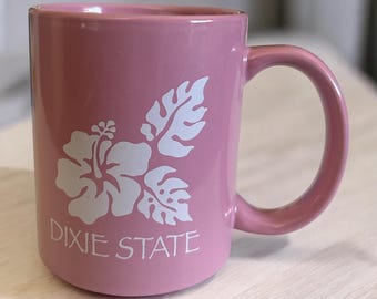 Taza de café vintage rosa hawaiana con hibisco, cocina tropical