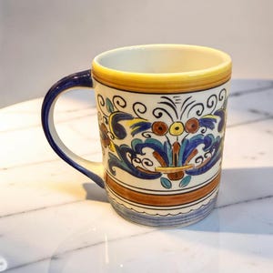 Vintage handgeschilderde keramische mok uit Umbrië – Portugees aardewerk blauw, geel terracotta | Deruta renaissance bloemen | Steengoed van ambachtelijke kwaliteit