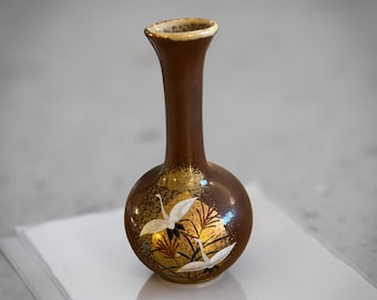 ヴィンテージの日本製多治見花瓶 – 高さ9インチの茶色の陶器に金色のアクセントと白い鶴のモチーフ、ミッドセンチュリーの美濃焼陶器