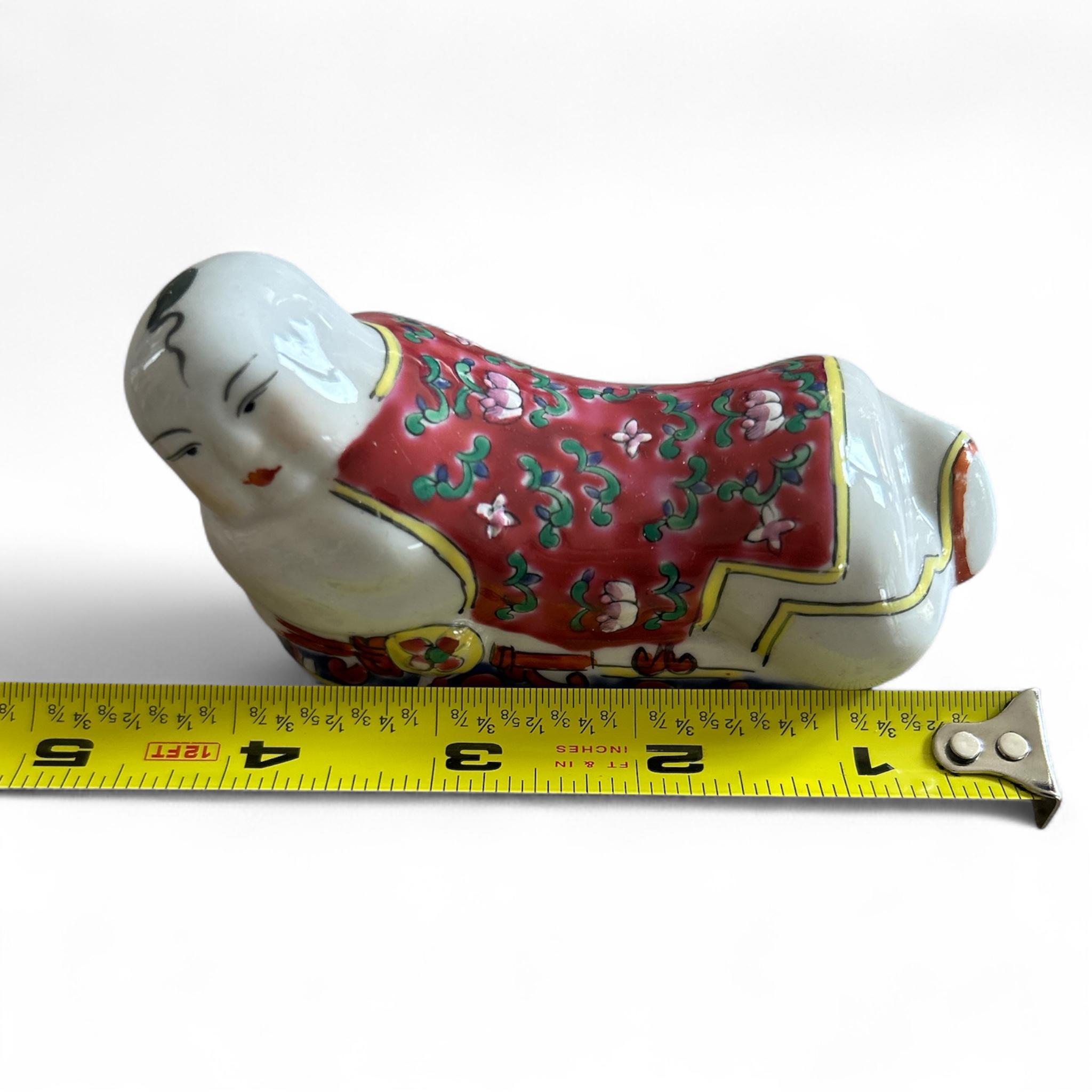 中国磁器の箸置き、横たわる子供または人物 4.5インチ、ミニチュア多色