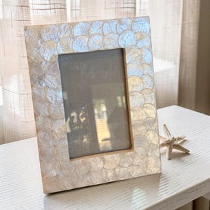 Marco de fotos vintage de concha de capiz de 4x6 pulgadas - Mosaico iridiscente estilo nácar festoneado - Decoración de mesa para casa de playa costera