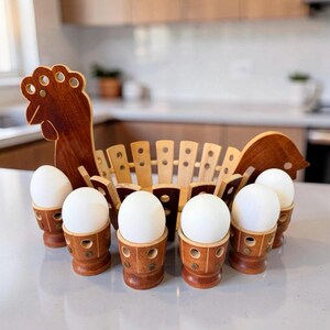 Juego de hueveras Gaidys de gallo vintage de los años 70, 5 hueveras de madera en bandeja de gallina, decoración de granja de arte popular lituano, gallina anidando,