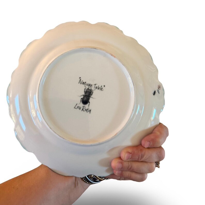 Piatto da dessert Anthropologie Lou Rota Nature Table Chameleon, 23,5 cm, turchese acquamarina con decorazioni floreali in pizzo bianco immagine 3