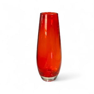Pode incluir: Um vaso de vidro laranja vibrante, alto, com uma base arredondada e um topo ligeiramente alargado. O vaso tem um acabamento liso e brilhante e foi concebido para conter flores ou servir como peça decorativa. O vaso tem cerca de 25 cm de altura.
