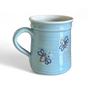 Aquablauwe melkkan, sierlijk aardewerk, kleine bijenkan, bijenkorfkan, keramische melkkan, creamer lichtblauwe pot gemarkeerd