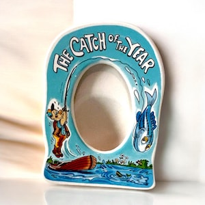 Marco de cerámica de porcelana con dibujos animados de pesca azul, "La captura del año"_Marco de cerámica azul con temática de pesca de Russ 7 x 5.5