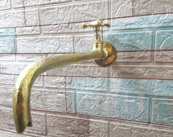 EROGATORE IN OTTONE MASSICCIO Montaggio a parete in ottone antico rosso o oro con dettagli incisi Rubinetto per vasca da bagno da cucina Parte di artigianato marocchino