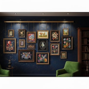 Könnte beinhalten: Eine Galeriewand mit gerahmten Kunstwerken in verschiedenen Größen und Stilen. Die Kunstwerke umfassen Blumendesigns, Landschaften und abstrakte Kompositionen. Die Rahmen sind in Gold- und dunklen Holztönen gehalten, an einer dunkelblauen Wand.