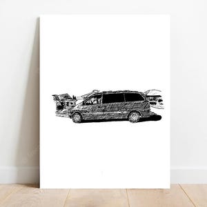 Puede incluir: Un dibujo en blanco y negro de una minivan conduciendo por una carretera. La minivan tiene un portaequipajes en el techo y está dibujada en un estilo simple.