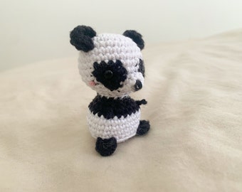 Peluche ou porte clé panda en coton fait au crochet (Amigurumi)