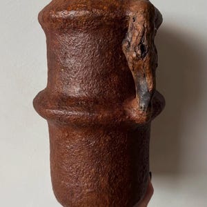 Lujosa jarra artística de papel maché reciclado con asa escultórica de eucalipto, una pieza decorativa ecológica.