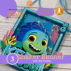 Puede incluir: Una pancarta shaker azul y verde con un personaje de dibujos animados de la película Luca. La pancarta está decorada con purpurina y lentejuelas. El texto "Shaker Banner" y "SVG.PDF.STUDIO" están impresos en la pancarta. El número "3" está impreso en un círculo en la pancarta.