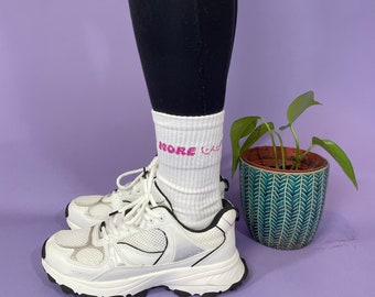 Plus de B00bs & Égalité - Chaussettes, chaussettes blanches avec déclaration, coton recyclé, chaussettes de déclaration, chaussettes drôles, chaussettes féministes, chaussettes blanches