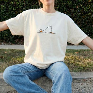Luie Gans T-shirt | Leuk minimalistisch dieren T-shirt | Grappig ganzen T-shirt voor dames | Oversized unisex cadeau | Handgeperste print | Katoenen T-shirt