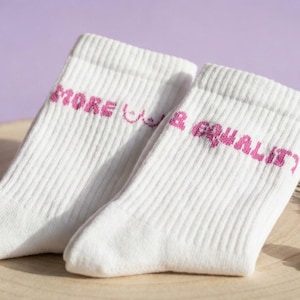 Statement Socken Damen Herren – More B00bs & Equality – Recycled Baumwolle, Geschenkidee, Lustige Upcycling Socke, feminist, Geschenk