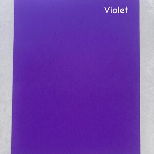 Puede incluir: Una hoja de papel s&oacute;lida de color morado con la palabra "Violeta" impresa en blanco en la esquina superior derecha.