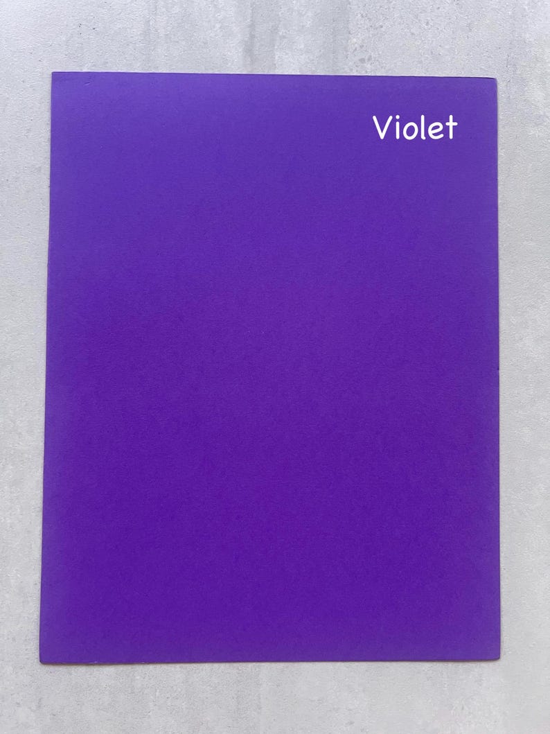 Puede incluir: Una hoja de papel s&oacute;lida de color morado con la palabra "Violeta" impresa en blanco en la esquina superior derecha.