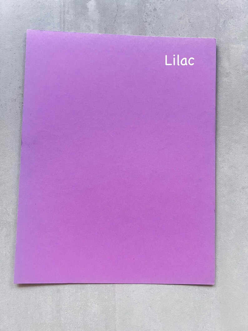 Puede incluir: Una hoja de papel de color lila s&oacute;lido con la palabra "Lilac" impresa en blanco en la esquina superior derecha.