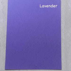 Puede incluir: Una hoja de papel de color morado s&oacute;lido con la palabra "Lavender" impresa en blanco en la esquina superior derecha.