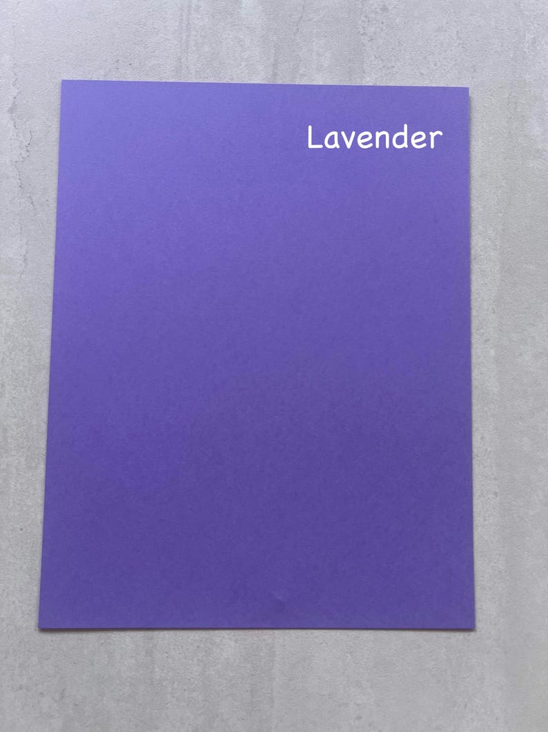 Puede incluir: Una hoja de papel de color morado s&oacute;lido con la palabra "Lavender" impresa en blanco en la esquina superior derecha.
