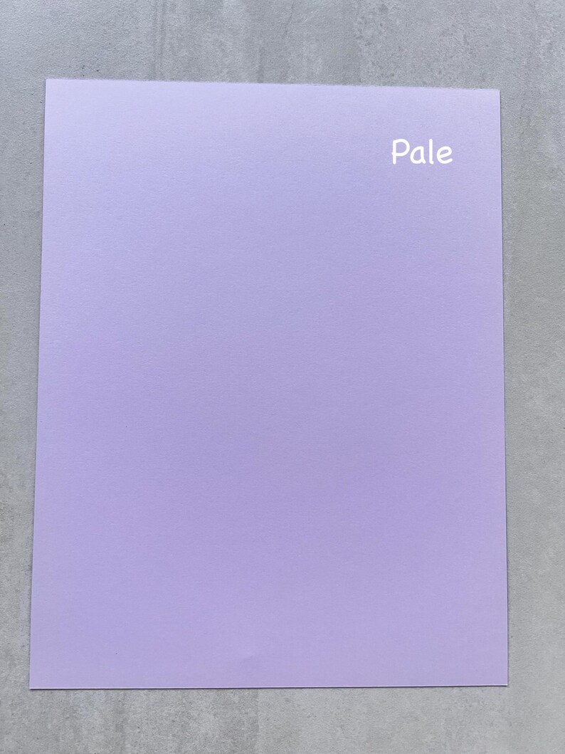 Puede incluir: Una hoja de papel de color lavanda p&aacute;lido con la palabra "Pale" escrita en blanco en la esquina superior derecha.