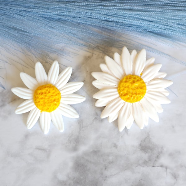 Handmade Daisy Brooch, Daisy Pin, Handmade Flower Jewelry, Floral Clay Brooch Pin, Outfit accessories, Spring Summer Jewelry