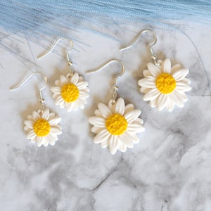 Cute Daisy Dangle Earrings, Spring Summer Flower Earrings, Handmade Polymer Clay Earrings, Dangle Clay Earrings For Daisy Lover