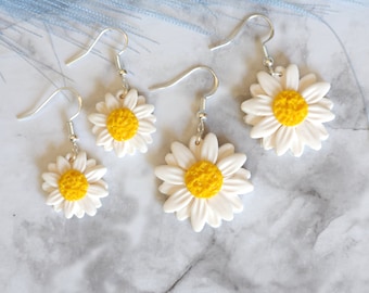 Cute Daisy Dangle Earrings, Spring Summer Flower Earrings, Handmade Polymer Clay Earrings, Dangle Clay Earrings For Daisy Lover