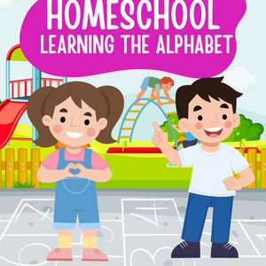 Może przedstawiać: Arkusz pracy do nauki alfabetu w domu z dwojgiem dzieci stojących na placu zabaw. Arkusz pracy zawiera linię na imię i siatkę do gry w klasy.