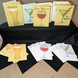 La collection Happy-Hour Booze-y propose des designs de bière, de vin et de martini, chacun avec son propre slogan.