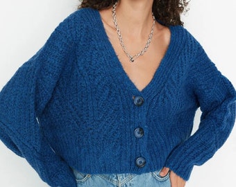 Pull cardigan bleu court boutonné à manches longues – Parfait pour superposer et tenue polyvalente dans un tricot court élégant, classique et chic.