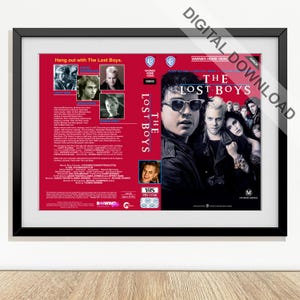 Puede incluir: Una descarga digital enmarcada de la carátula VHS de "The Lost Boys". La obra presenta a un grupo de jóvenes, con el título en letras blancas grandes. El fondo es de color rojo intenso, con texto e imágenes adicionales.