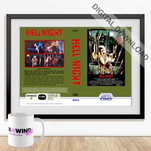Puede incluir: Una impresión enmarcada de la carátula VHS de la película de terror "Hell Night". La portada presenta un fondo verde con el título en rojo, imágenes de la película y una imagen angustiada de una persona. La impresión se muestra sobre una superficie de madera.