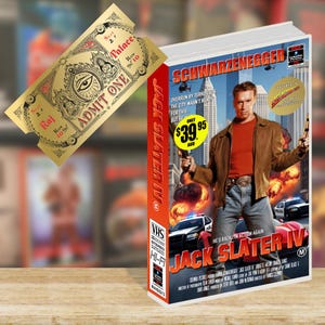 Puede incluir: Un boleto de cine dorado y una cinta VHS de la película "Jack Slater IV" con Arnold Schwarzenegger. La cinta VHS tiene un lomo rojo y un cartel de la película con el título y el nombre del actor. El boleto dice "Palace" y "Admit One."