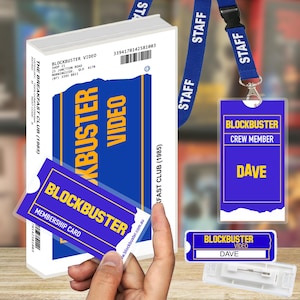 以下が含まれることがあります： The Breakfast Clubの白いBlockbuster Video VHSケース、青いBlockbuster会員カード、青いスタッフ用ストラップ、Daveという名前が入った青いBlockbusterクルーメンバーバッジ、およびDaveという名前が入った青いネームタグ。