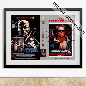 Può includere: Download digitale incorniciato del poster del film "Terminator". Il poster presenta Arnold Schwarzenegger che tiene una pistola, con il titolo del film e il marchio Roadshow Home Video. Il poster è in una cornice nera.